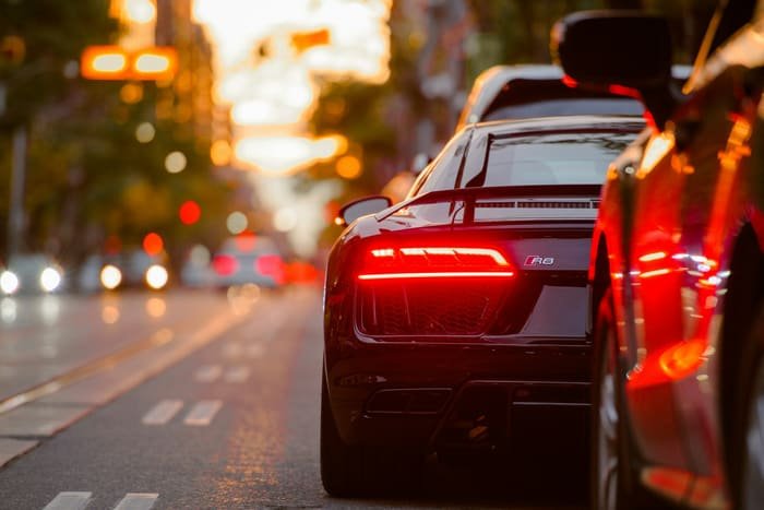 Sedan em rua da cidade